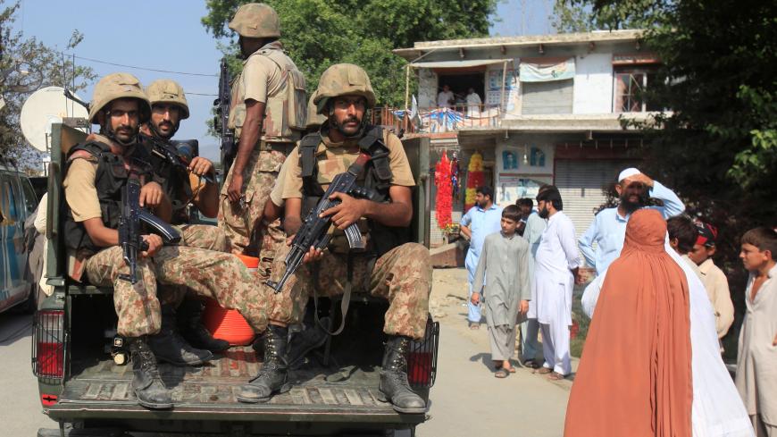 Army soldiers arrive at a street after suicide bombers attacked a Christian neighbourhood in Khyber Agency near Peshawar, Pakistan, September 2, 2016. REUTERS/Fayaz Aziz - S1AETYZAEYAB